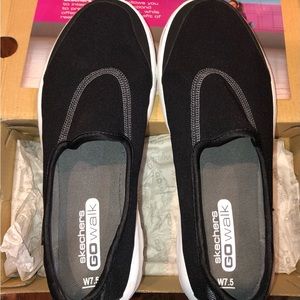 Skechers Women GO Walk 7.5 Slip On Sneaker, Black/White